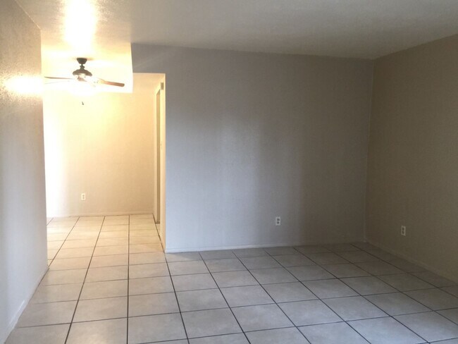 Foto del edificio - 1620 N Wilmot Rd