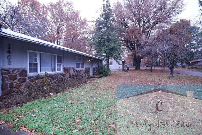 Foto del edificio - Recently renovated 3 bed, 1 bath house - includes workshop (electricity & bath), storage shed & f...