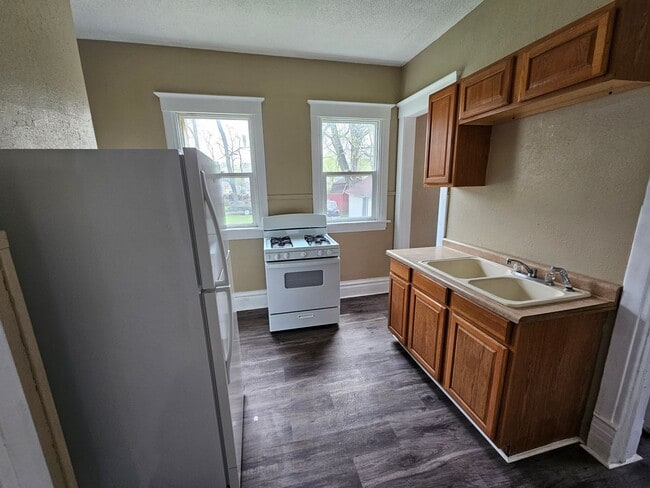 Building Photo - MOVE IN SPECIAL! 1ST MONTH RENT FREE! JUST...
