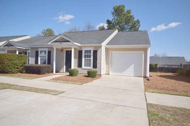 Foto del edificio - *AVAILABLE NOW* End Unit Town-home with Su...