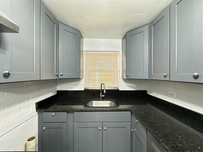 Building Photo - 2754 W North Shore Ave