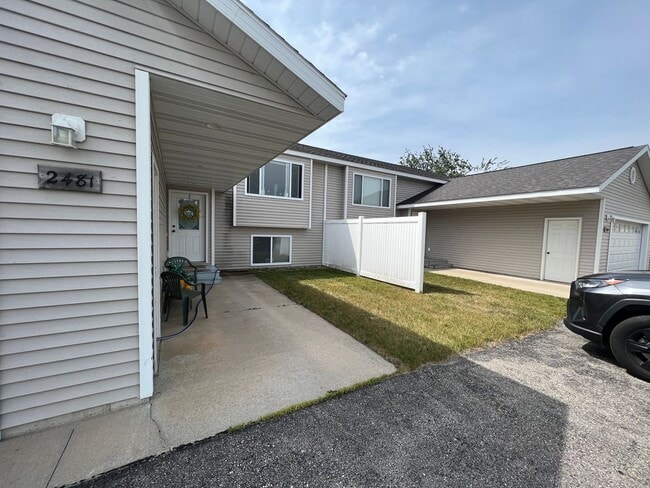 Foto del edificio - Spacious Split-Level Retreat Just Minutes ...