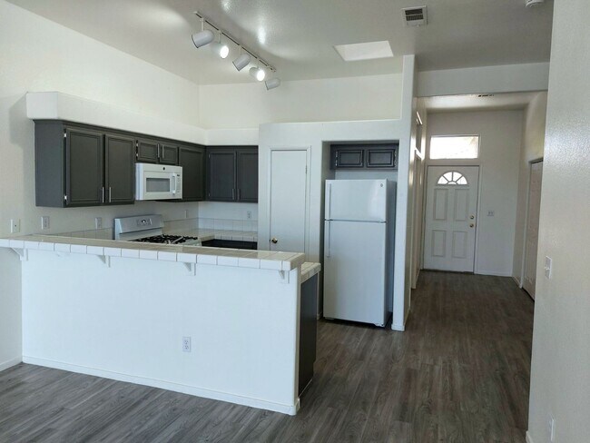 Foto del edificio - North Las Vegas 2 bedroom Townhouse