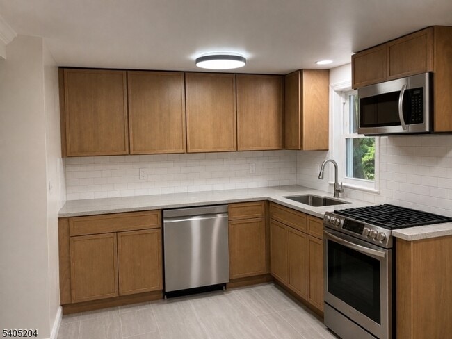 Building Photo - 117 3rd St