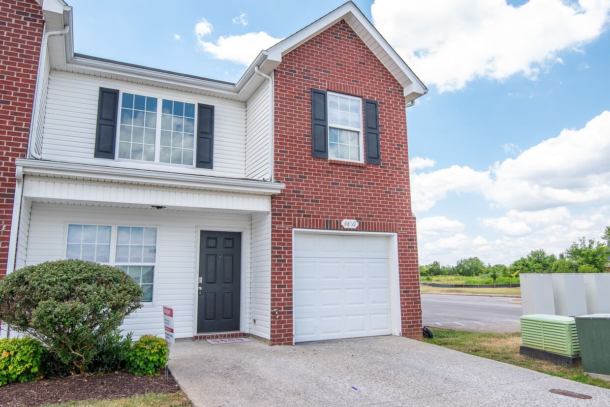 Foto principal - End unit townhome with downstairs primary!