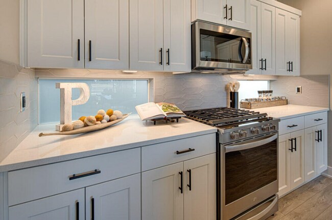 Building Photo - Luxurious 3 Bed, 3 Bath Home, Prime Locati...
