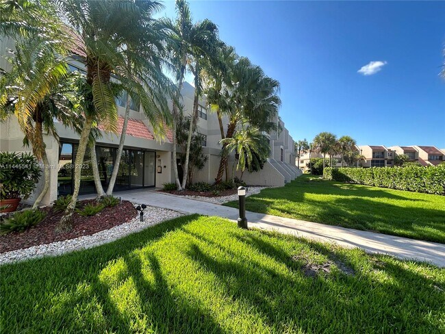 Building Photo - 230 Lakeview Dr