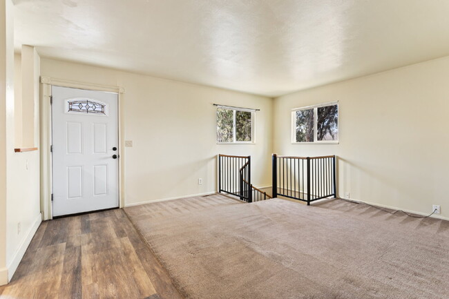 Building Photo - Spacious 3-Bedroom Duplex in Old Colorado ...