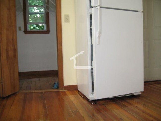 Foto del edificio - Renovated 3 Bed w/ Walk-In Closet, Street ...