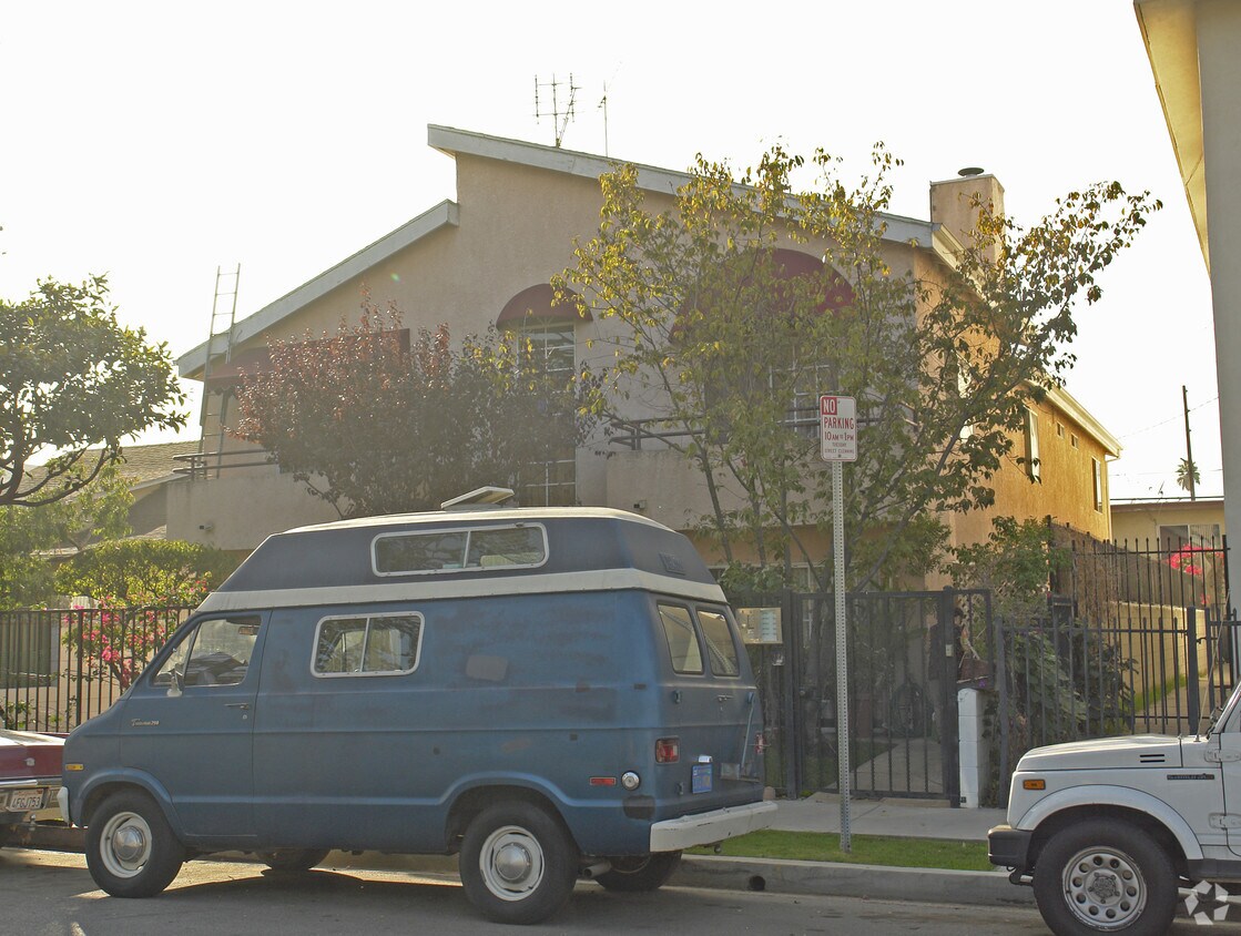 Building Photo - 1153 N Beachwood Dr