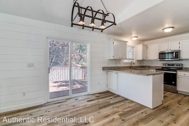 Foto del edificio - 6 br, 3 bath House - 152 N 700 W