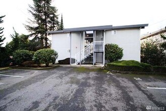 Building Photo - 6015 Lakeview Dr