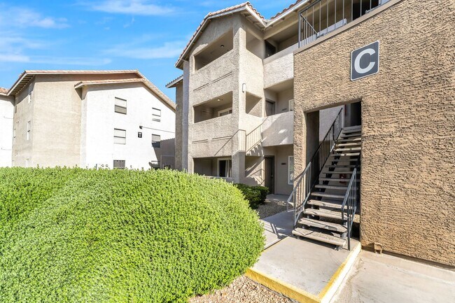 Building Photo - Modern Resort-Style Living in a Beautifully Renovated Gated Community Retreat!