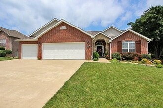 Building Photo - 1824 Greenbrier Dr