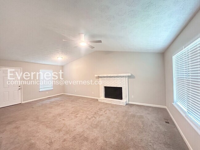 Foto del edificio - 3 Bed, 2 Bath Home with Fenced Yard & Garage / Pet-Friendly / Vouchers Accepted / Available Now!