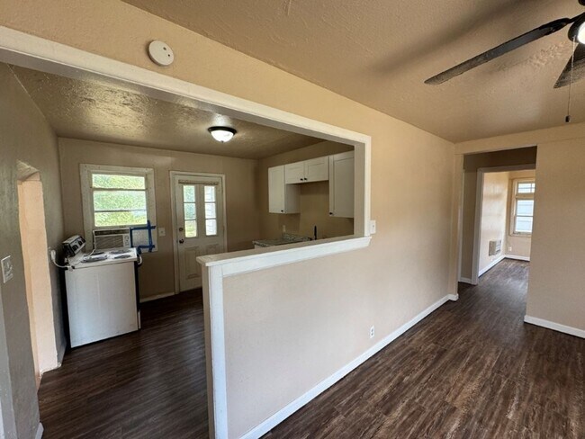 Foto del edificio - 2 bed one bath all new inside!