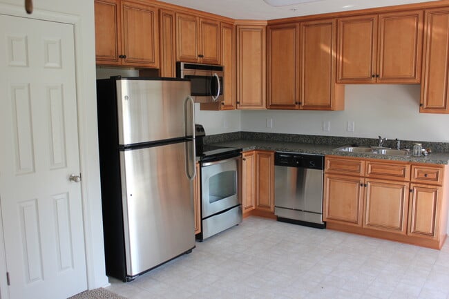 Building Photo - One Bedroom Garden Apartment - Top Floor!!
