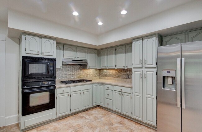 Building Photo - Executive 3/3 House in College Heights- $2,795
