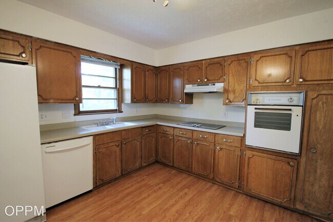 Foto del edificio - 4 br, 1.5 bath House - 5312 S. 106th St.