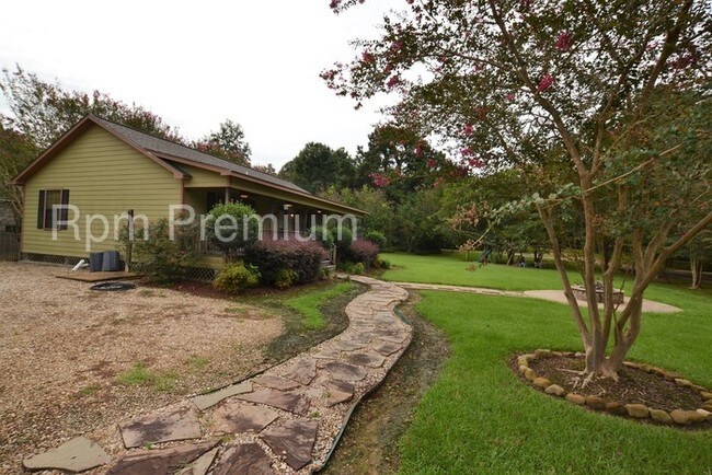 Building Photo - 10580 Camelot Sq