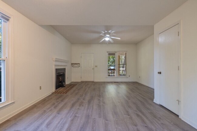 Foto del edificio - 2 Bedroom Duplex - Close to Campus!