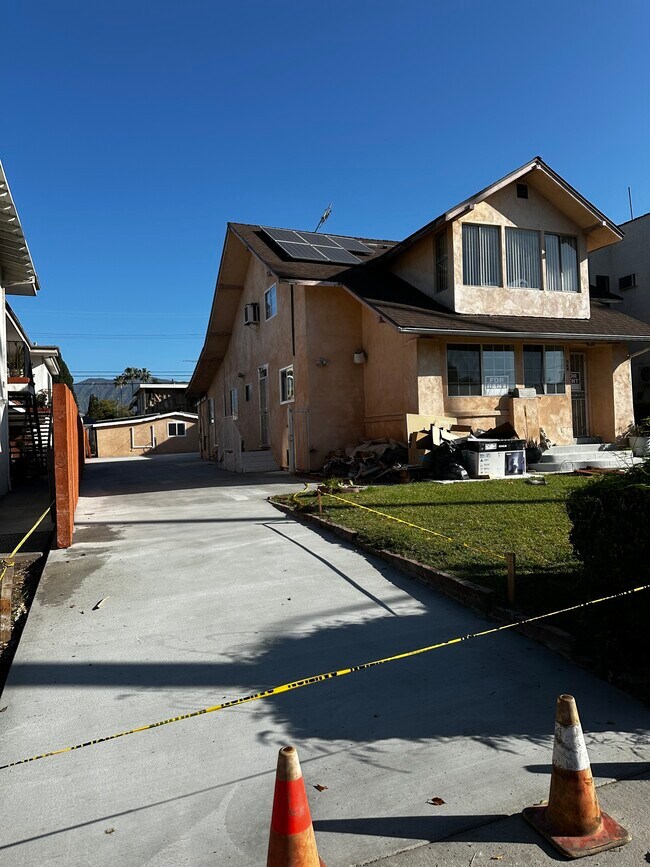 Cercas y muros exteriores en proceso de pintura - 349 W Lomita Ave