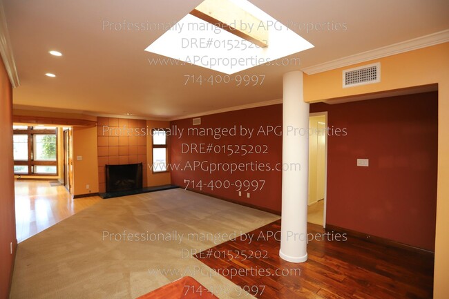 Foto del edificio - 4 bedroom / 2 bathroom house with 2 car ga...