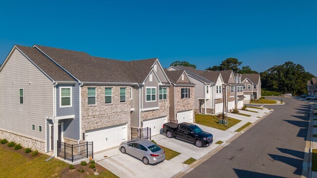 Perspectiva elevada que muestra el diseño de las casas y los espacios exteriores. - Carlton Crossing