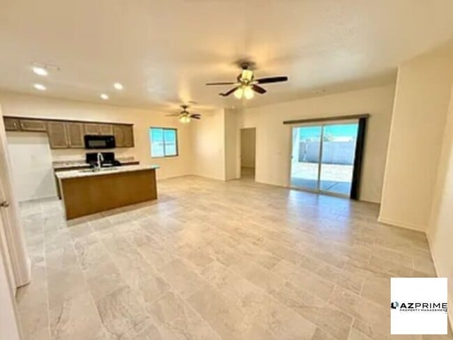 Building Photo - Spacious 4 bedroom