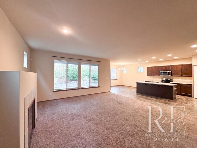 Foto del edificio - Spacious East Bremerton Home with Vaulted ...