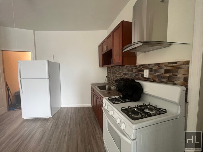 Foto del edificio - SUNNY AND SPACIOUS  1 BEDROOM  AVENUE D/ P...
