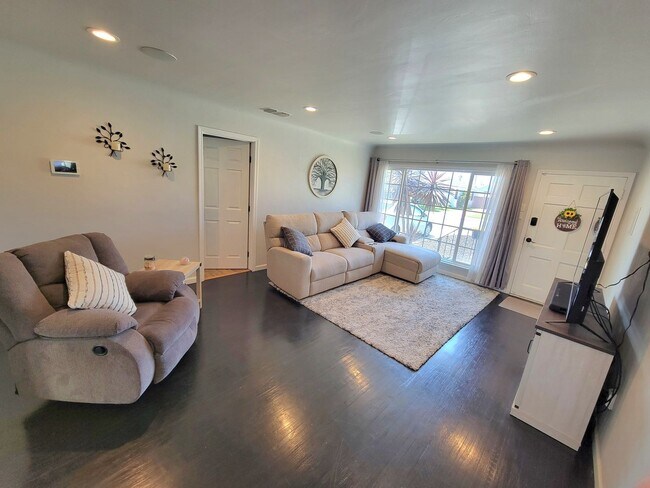 Foto del edificio - Great Single Family Home in West Long Beach
