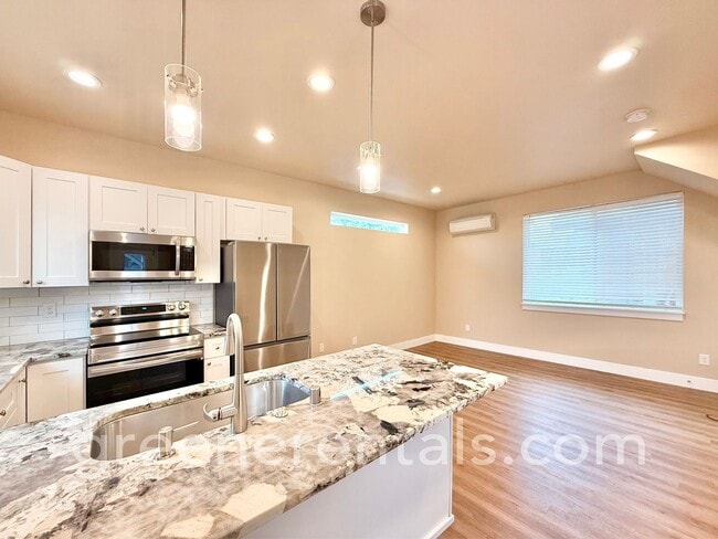 Foto del edificio - Modern 1-Bedroom Home with Yard, Deck & Ca...