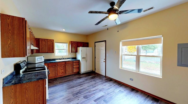Building Photo - Spacious 2BR Home in Joliet – In-Unit Laun...