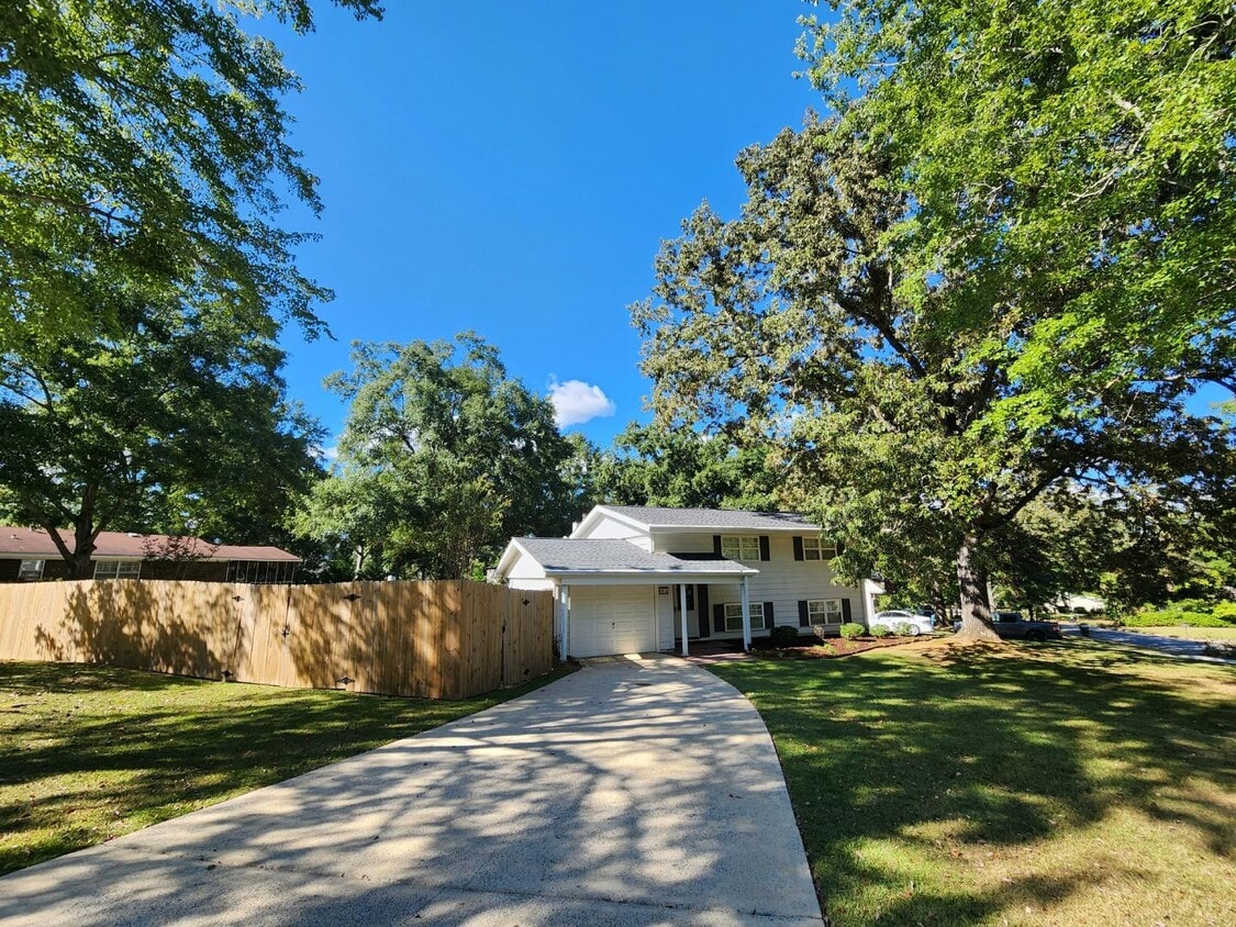 Primary Photo - 3301 Roland Rd