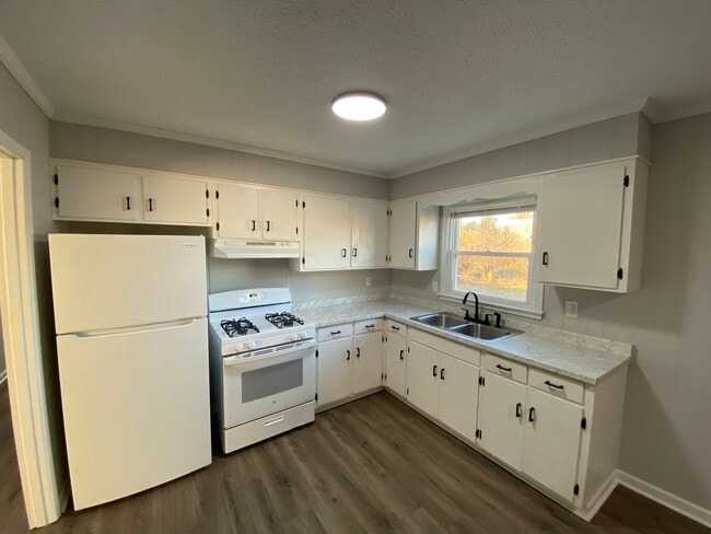 Building Photo - 3200 Northwynn Dr