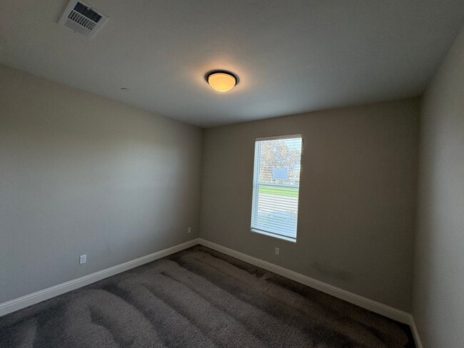 Building Photo - SE Visalia home Rent Ready!