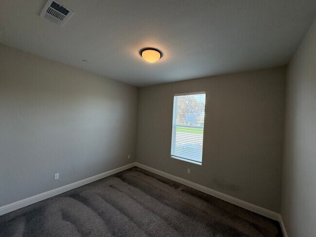 Foto del edificio - SE Visalia home Rent Ready!