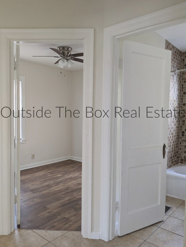 Building Photo - Two Bedroom Ranch Near University of Dayton!