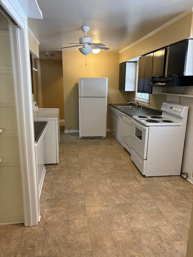 Foto del edificio - 873 W Clinton Dr