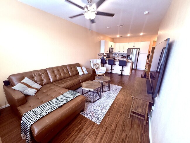 Foto del edificio - 2329 E Huntington Dr