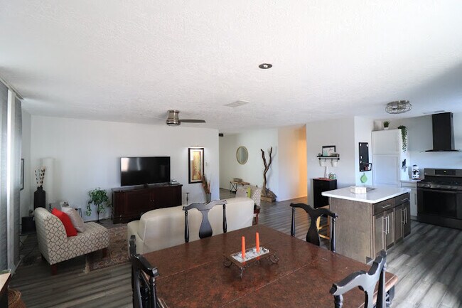 Foto del edificio - 7100 Prairie Rd NE