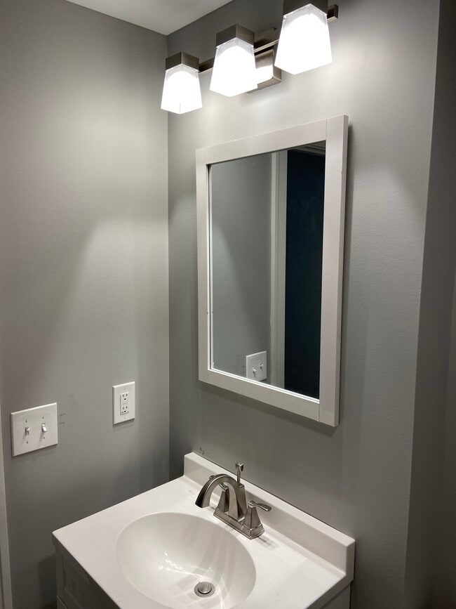 Building Photo - 215 N Bridge St