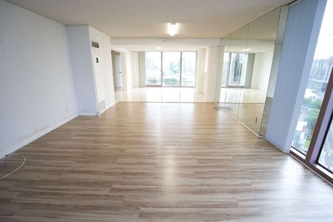 Foto del edificio - Spacious 2BR/2BA w/ Views, Lanai & 2 Parking – One Waterfront Tower