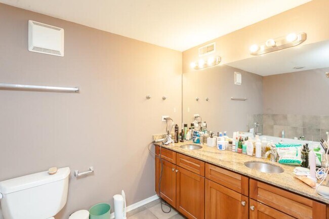 Building Photo - 2 bedroom in Chicago IL 60661