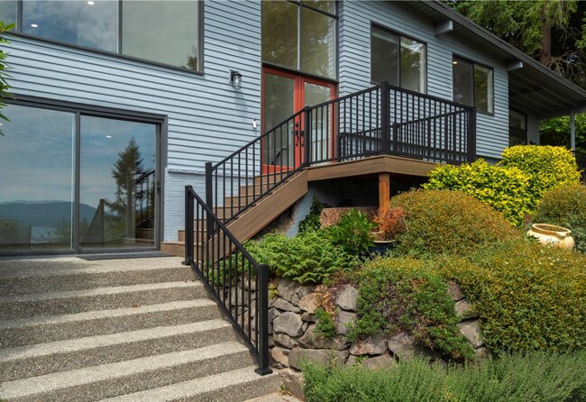 Building Photo - Elegant 4 bed home with Lake Sammamish Vie...