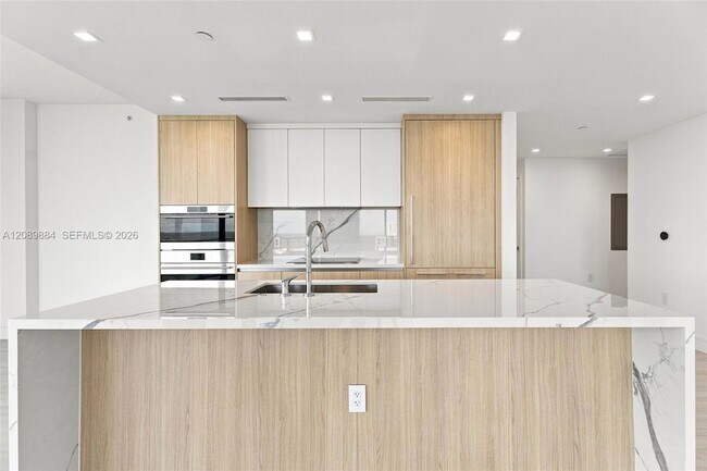 Foto del edificio - 2411 Laguna Cir