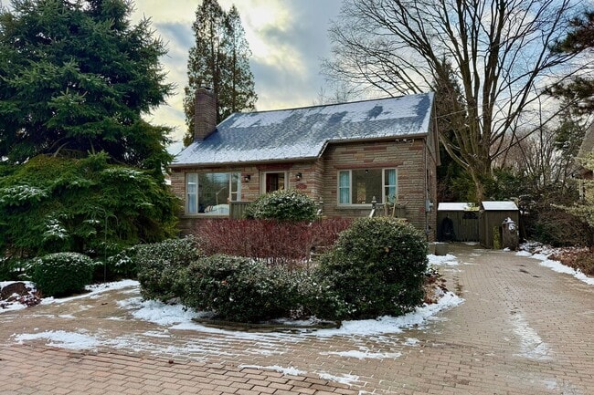 Building Photo - 740 Clarkson Rd S