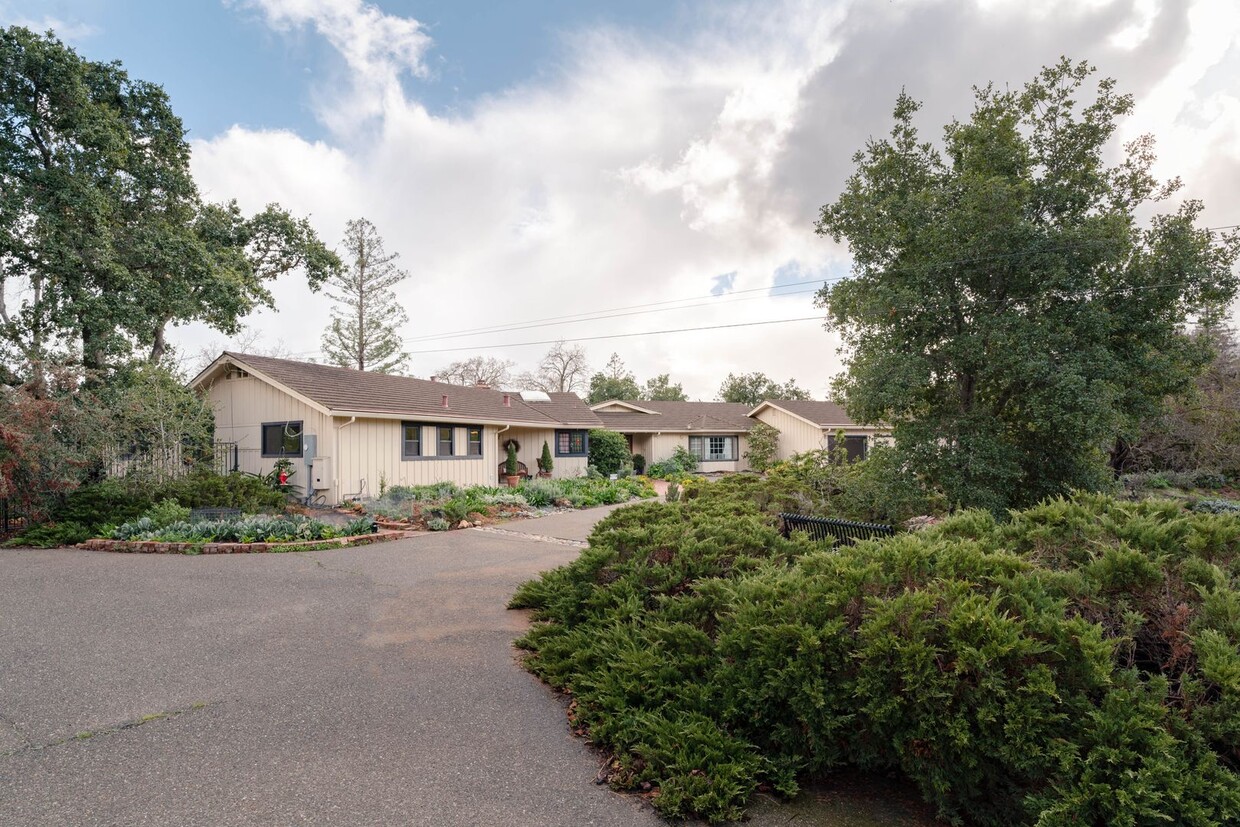 Primary Photo - Newly Updated Sprawling Estate on One of M...