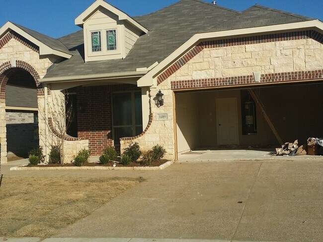 Building Photo - 3 Bedroom Single Family Home in Little Elm